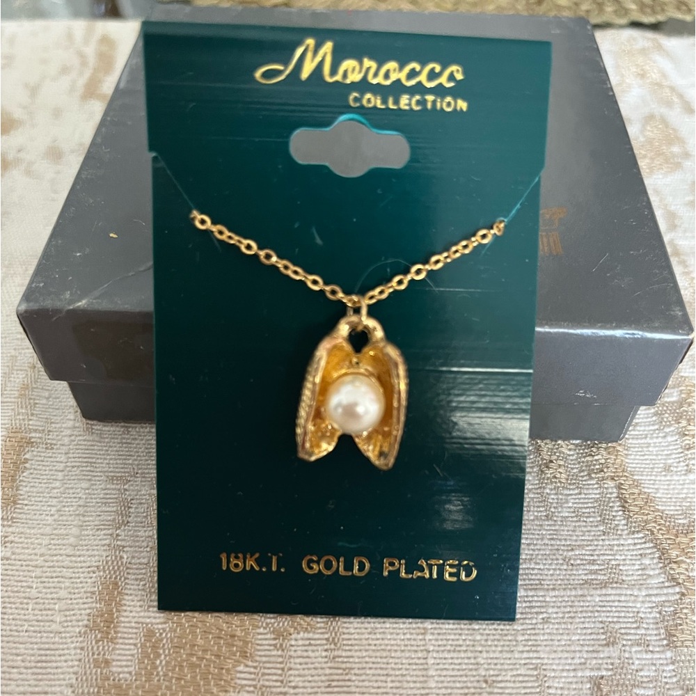 Vintage Bellissima 18k Goldplate Shell w Pearl Necklace Original packaging